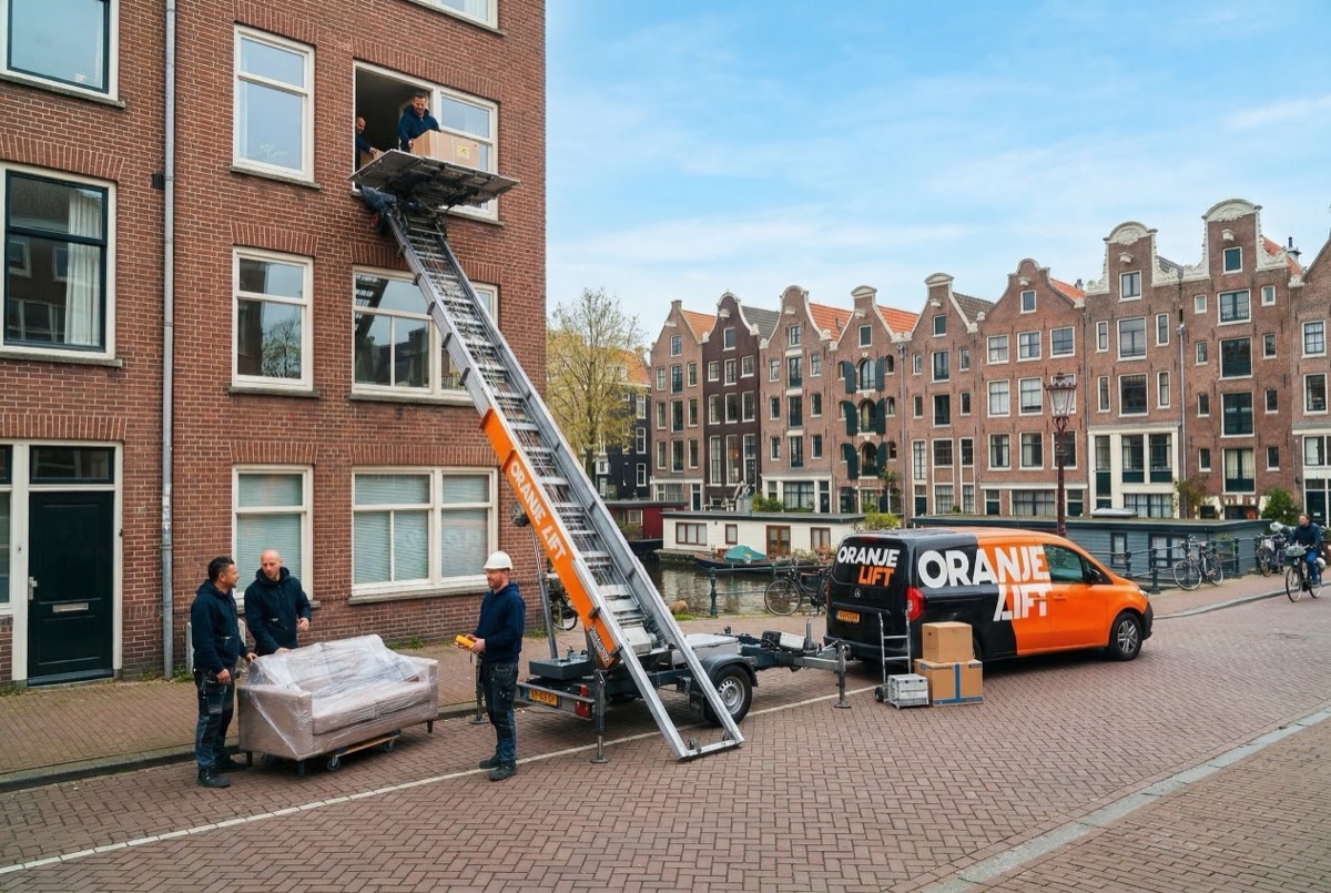 OrangeLift verhuislift aan de gracht in Delft